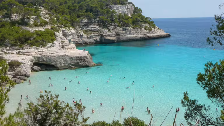 Equipo de detectives en Menorca especializado en investigaciones privadas.